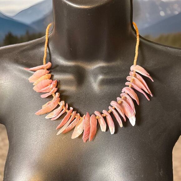 Unbranded Jewelry - -NECKLACE Vintage 19"L Shell  Choker, Screw Barrel Clasp